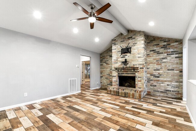Building Photo - 215 Gentilly Dr