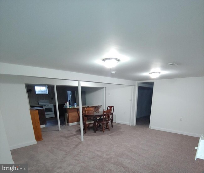 Building Photo - 8519 Roundhill Rd