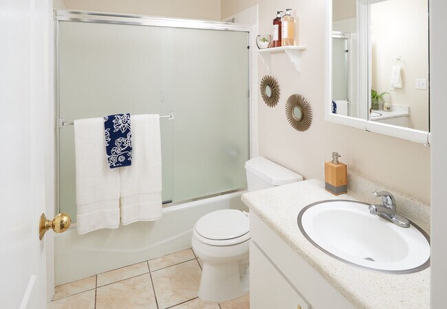 Building Photo - $0 application fee! 2 Bedroom 1 Bathroom D...