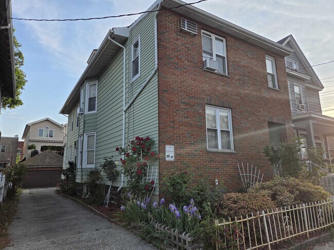 Building Photo - 433 74th St