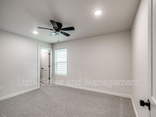 Building Photo - 606 W 2nd St