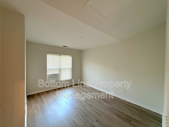 Building Photo - 10965 Princeton Village Dr