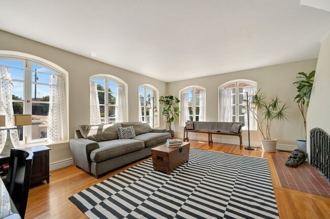 Building Photo - Luxury Bayside Living in Loma Portal with 5 bedrooms & 3 baths!