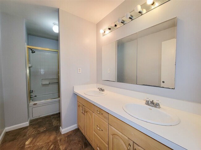 Building Photo - 12934 Ivydale Dr