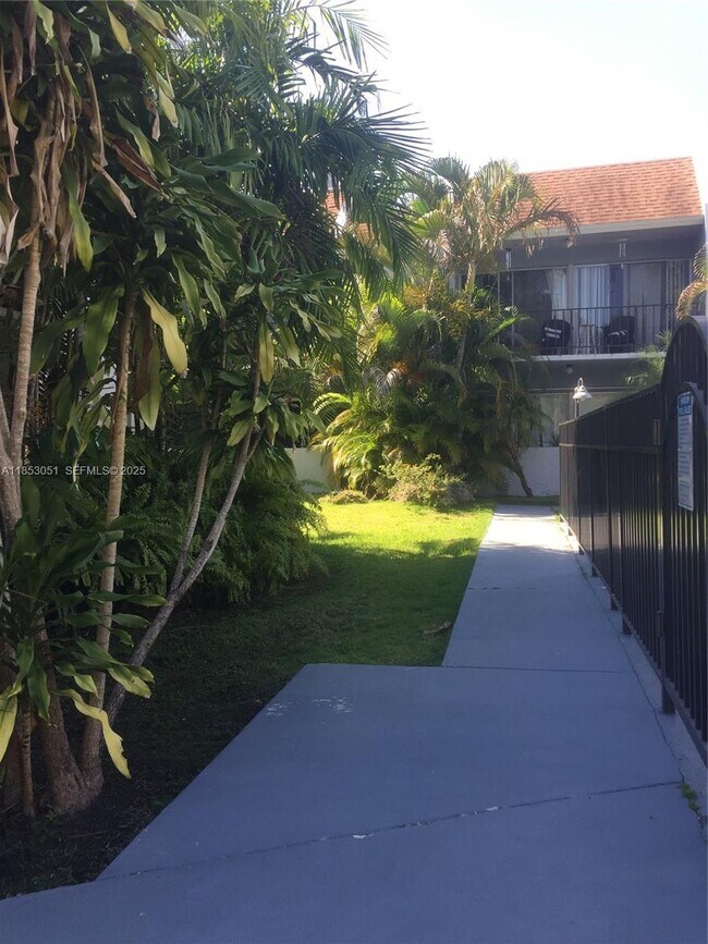 Building Photo - 9229 SW 87th Ave