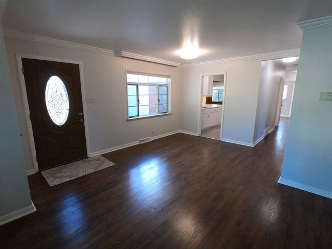 Building Photo - Beautifully remodeled 3 bed 2.5 bath house in Broomfield