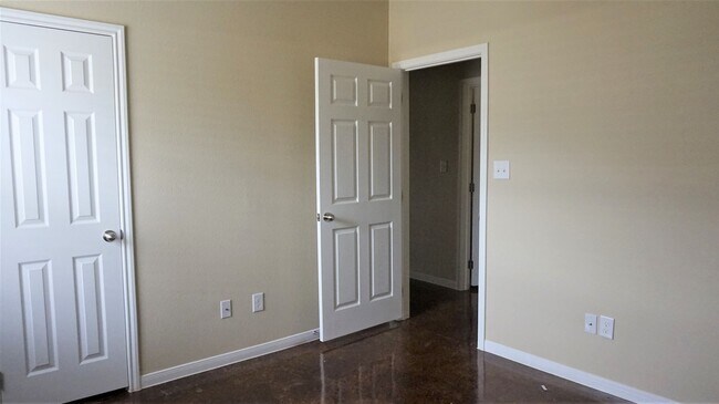 Building Photo - 4305 Cambridge Dr