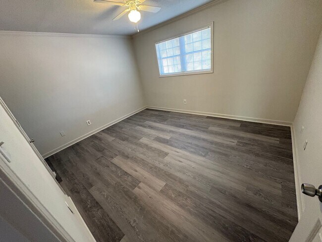 Building Photo - 2 Bedroom 1 Bath Apartment Close to Campus! Available Now!
