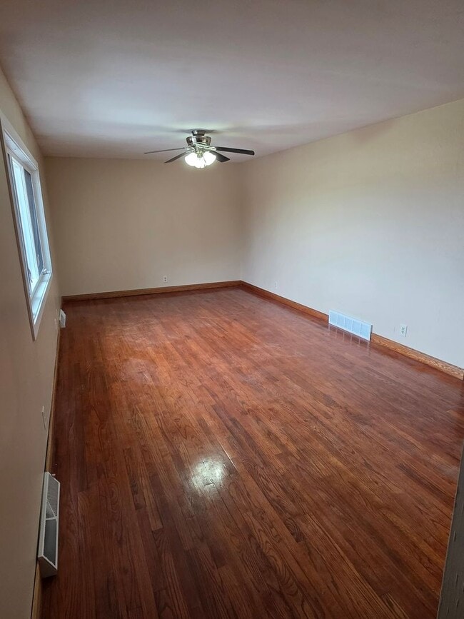 Building Photo - 4 Bedroom | 2 Bathroom | 1 car garage | Fully Fenced Yard | Great Location