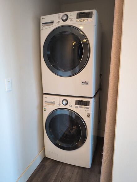 Washer & Dryer (included) - 5640 Craner Ave