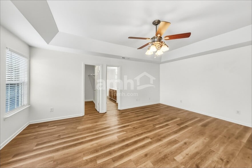 Building Photo - 1042 Vanguard Dr