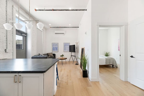 Building Photo - 33 State