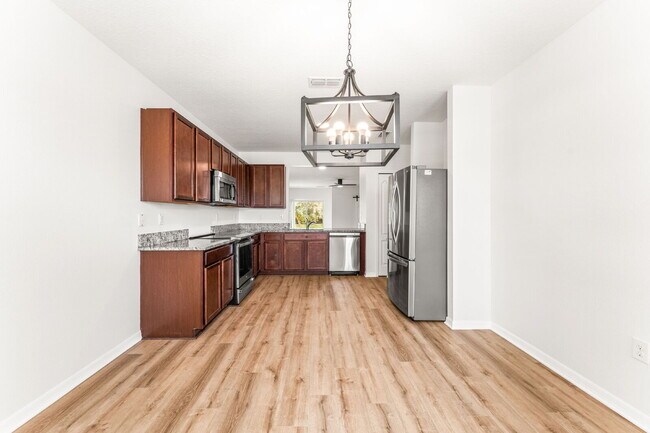 Building Photo - Charming 3 Bed, 2 Bath with Scenic Views i...