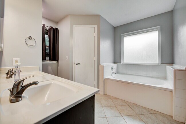 Building Photo - 1817 SE 1st St