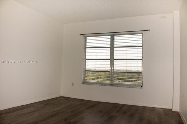 Building Photo - 4164 Inverrary Dr