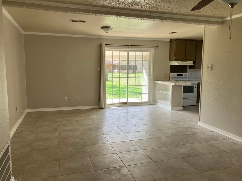 Building Photo - 7517 Madison Dr