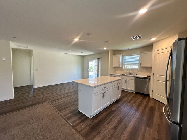 Building Photo - Spacious Tulare home coming soon!