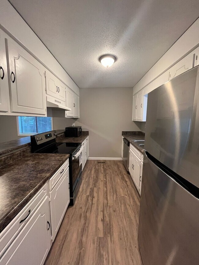 Building Photo - 2 Bedroom/1.5 Bathroom Townhome in Clemson, SC!