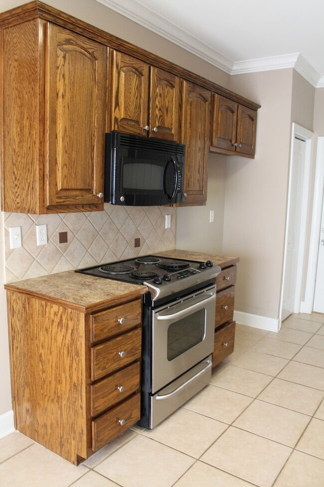 Building Photo - GREAT RENTAL IN FOX HOLLOW SUBDIVISION!