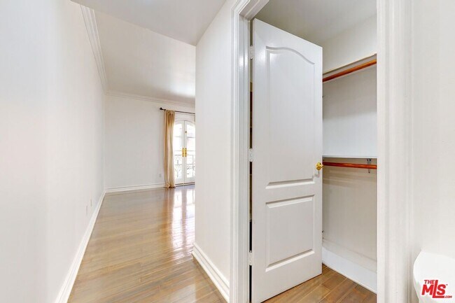 Building Photo - 353 S Reeves Dr