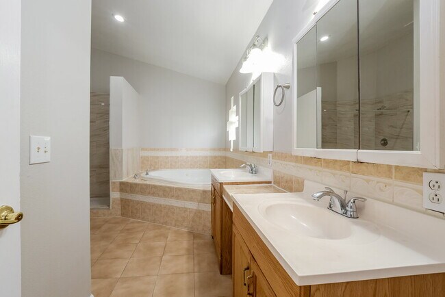 Building Photo - 13625 Springtide Ct