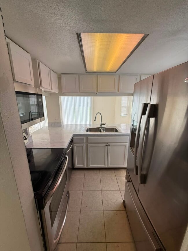 Building Photo - 833 Caribbean Dr