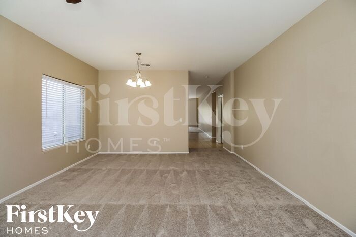 Building Photo - 1206 E Daisy Way