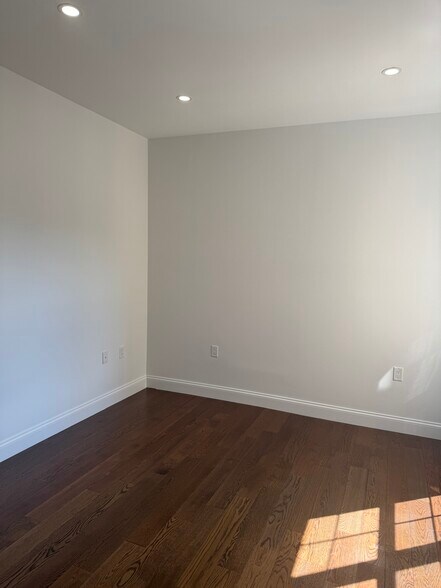Building Photo - 10 Byron Pl