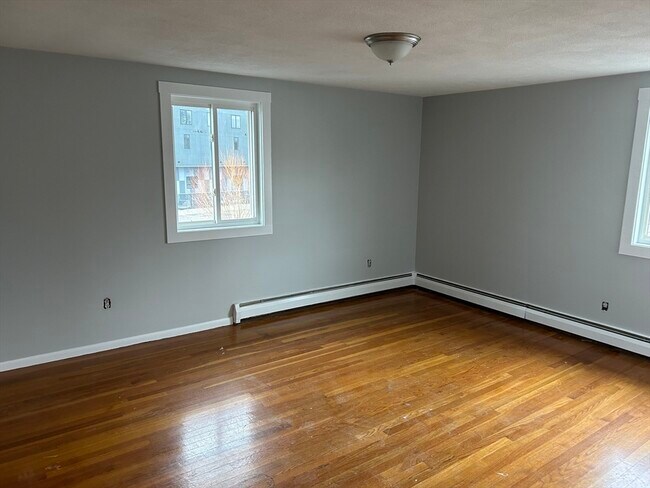 Building Photo - 52 Waltham St