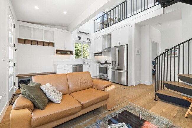 Building Photo - 142 SW Roosevelt Ave