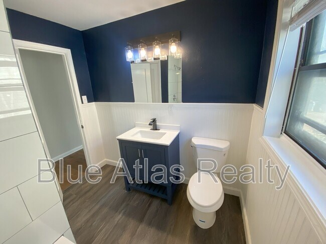 Building Photo - 1303 College St