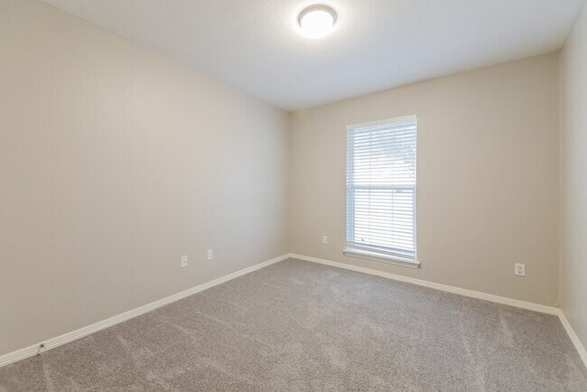 Building Photo - 206 E Holly