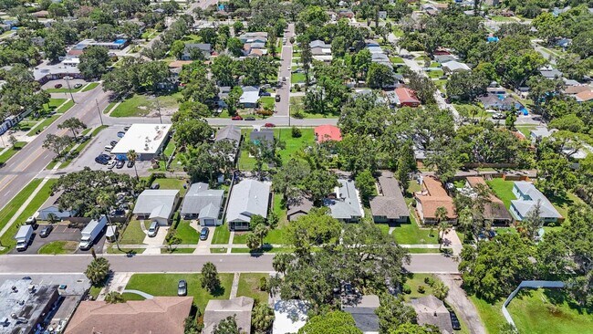 Building Photo - Cosy 2 bedroom 1 bath home with nice size yard $1850 SECTION 8 WELCOME**