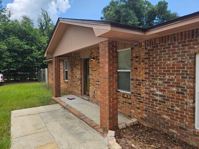 Building Photo - 4 bedroom newly remodeled Milton Home
