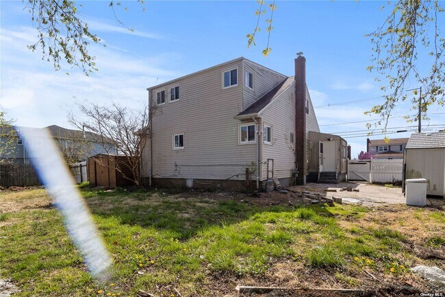 Building Photo - 675 S Long Beach Ave