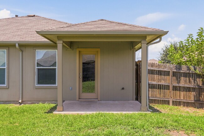 Building Photo - 4 Bed, No Carpet Home in Kyle, Available for Immediate Move-In