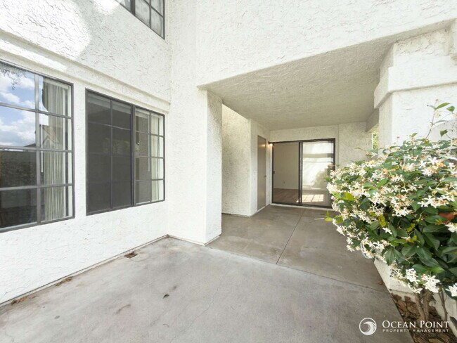 Building Photo - Spacious 2 Bedroom Condo in Camarillo!