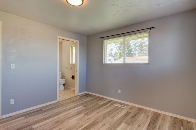 Building Photo - 3 Bedroom 2 Bath Single Story Home - Fenced Backyard