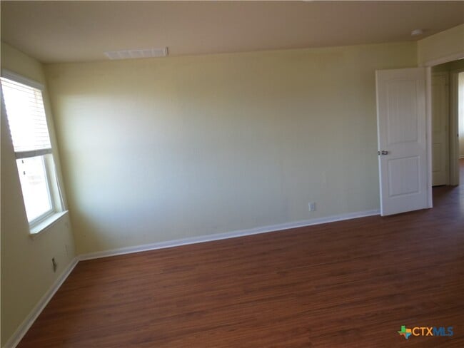 Building Photo - 753 Great Oaks Dr