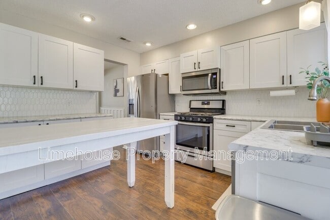 Building Photo - 749 Quesnel Dr