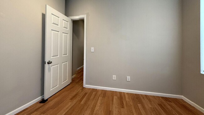 Building Photo - Charming 4BR/2BA Rowhouse with Hardwood-Style Flooring Throughout