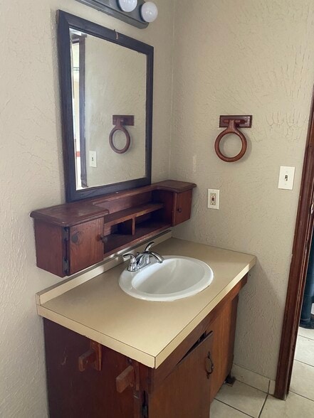 Building Photo - 985 N Iowa Ave