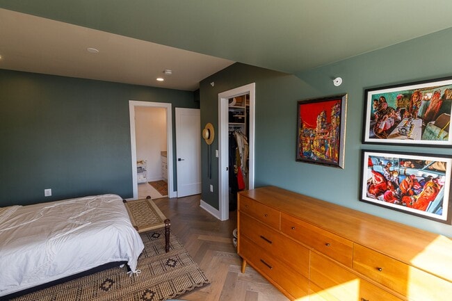 Building Photo - Newer Three Bed-Three Bath Townhouse Condo...
