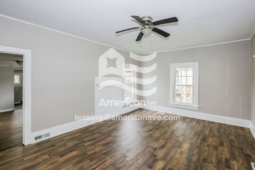 Building Photo - 122 W 12th St