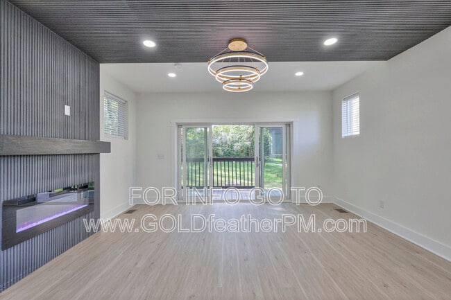 Building Photo - 402 E Trinity Ln