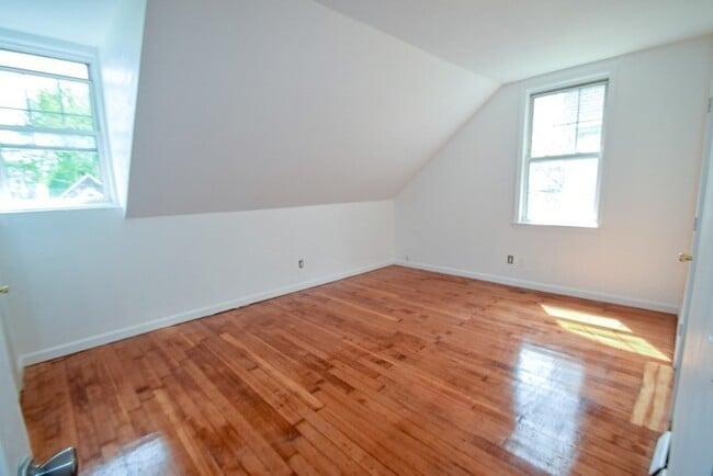 Building Photo - 32 Cedar St