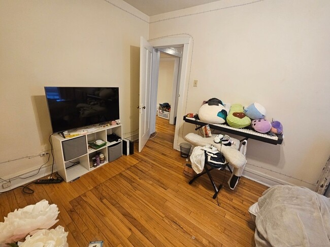 Building Photo - Lovely and Very Large Ravenswood Manor 1 BR