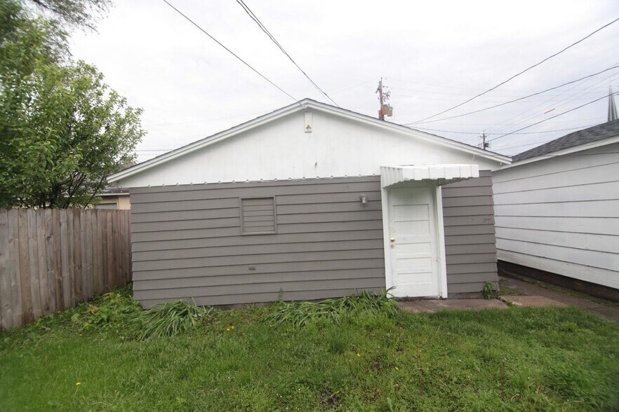 Building Photo - 526 21st St