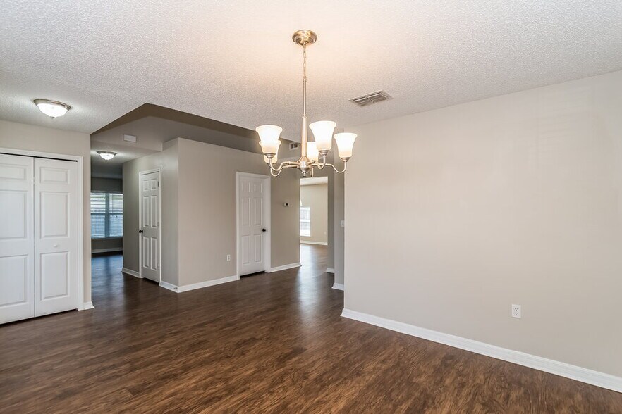 Building Photo - 3017 Sunset Ridge Dr