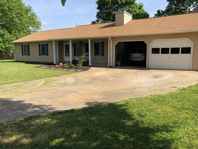 Building Photo - 201 Deerchase Dr